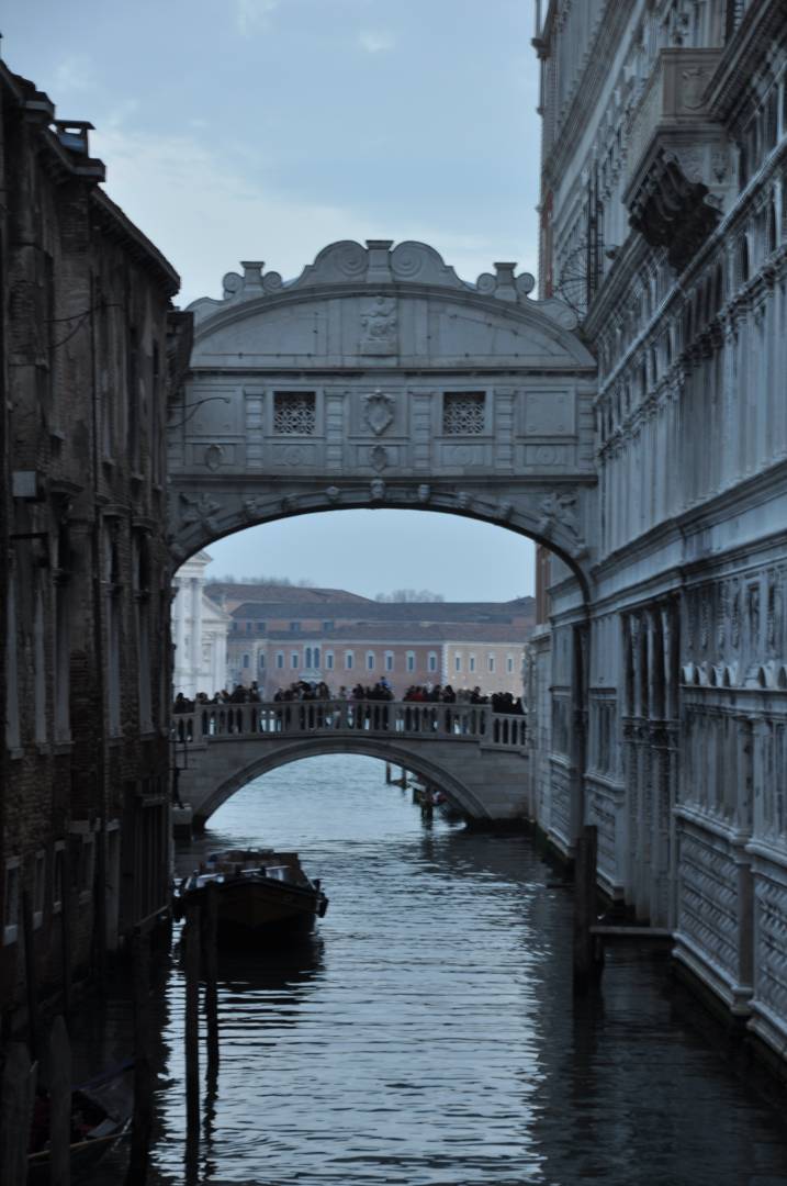 Most nárekov, Benátky